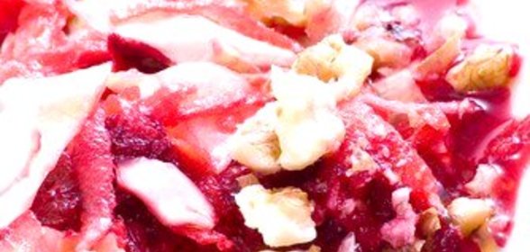 Салат из красной капусты с зеленым яблоком, брусничным джемом и жареными грецкими орехами