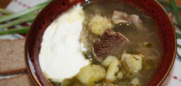 Щи с квашеной капустой на говяжьих ребрышках в чугунке