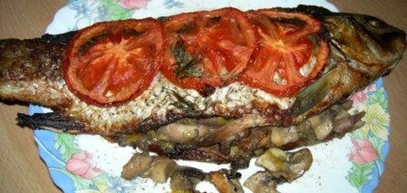 Карп,запечёный с луком-пореем и грибами