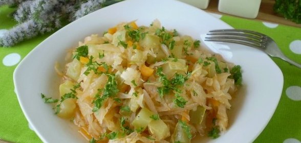 Тушеная капуста с кабачками