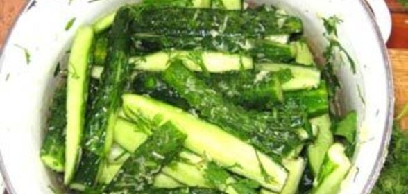 Салат из малосольных огурцов, чеснока и зелени