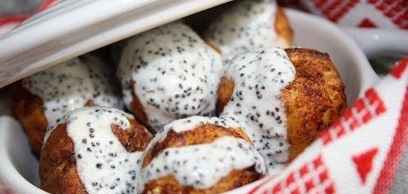 Сырники с маково-сметанным соусом
