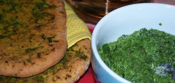 Лепешки с пармезаном с песто из зеленого лука
