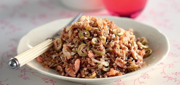 Гречневая каша с лососем и оливковым маслом