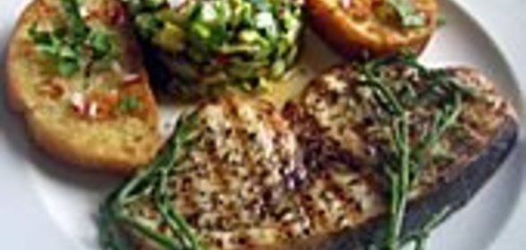 Маринованная рыба-меч с овощами
