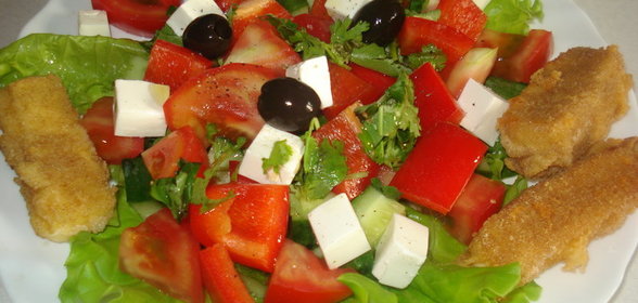 Греческий салат с жареным сыром
