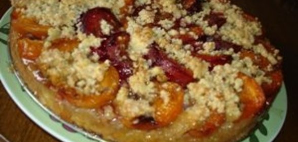 Творожный пирог со сливами и абрикосами Безделушка