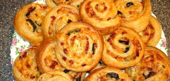 Мини пицца из слоеного теста