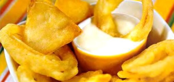 Лук и сельдерей в кляре с сырным соусом
