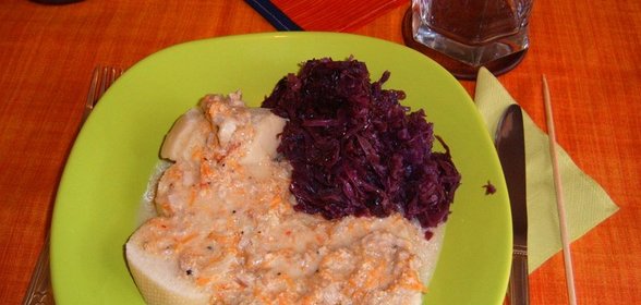 VADAS HÚS-Мясо по охотничьи со сметаной с кнедли и с тушеной капустой