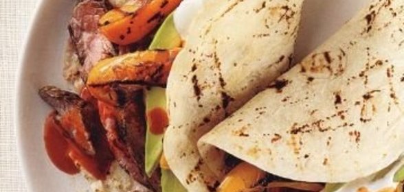 Закуска из мяса и овощей, приготовленных на гриле