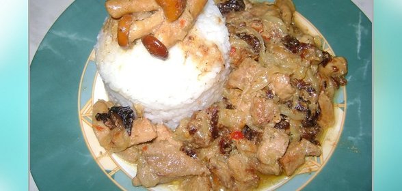 Мясо с черносливом опятами луком в сливочном соусе