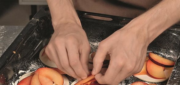 Пирожные со сливами и козьим сыром