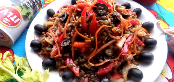 Чечевица с овощами и маслинами