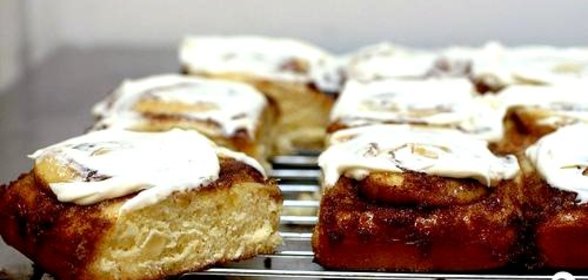 Булочки с корицей и сливочной глазурью