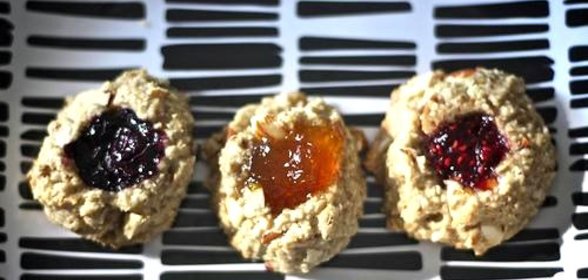 Миндально-овсяное печенье с джемом