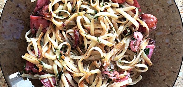 Паста лингвини с кальмарами и зеленью в сливочном соусе