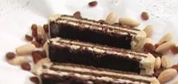 Пломбир с вареными грушами и ореховым печеньем