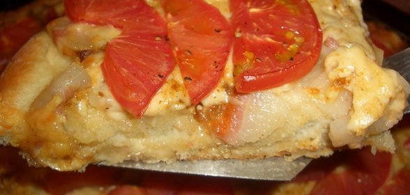 Открытый пирог с беконом,сыром и помидорами