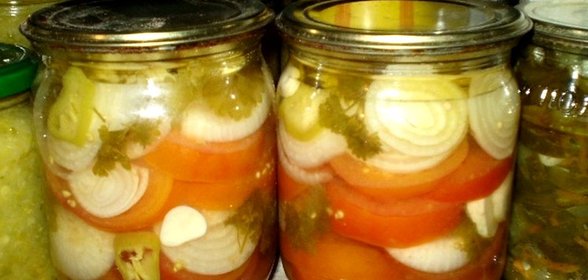 Помидоры с луком на зиму