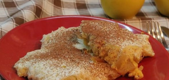 Сладкий омлет с карамелизированными яблоками