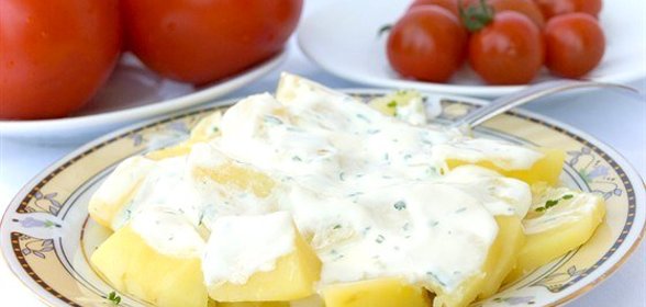Датский картофельный салат с укропом и йогуртовой заправкой