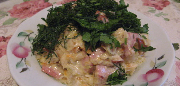 Тушеная, квашенная капуста с сосисками под чесночным соусом