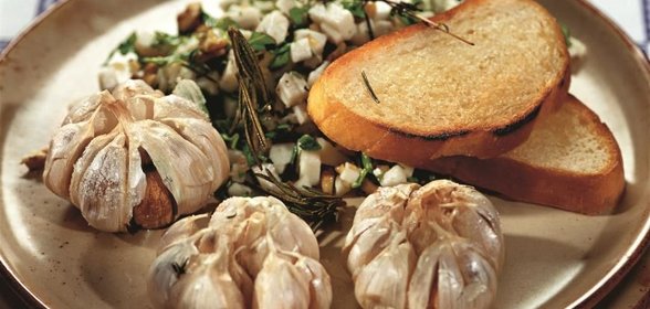 Запеченый чеснок с козьим сыром