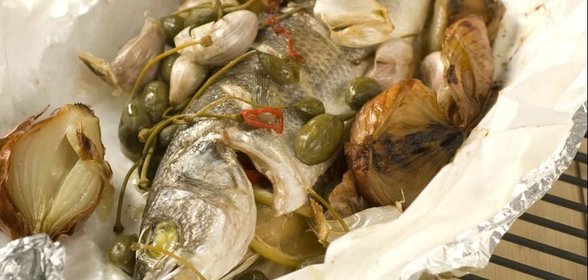 Рыба с луково-чесночным гарниром