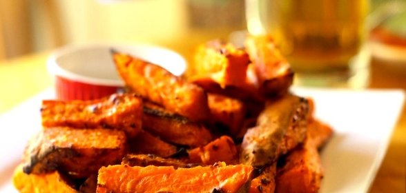 Запеченный сладкий картофель с пряностями