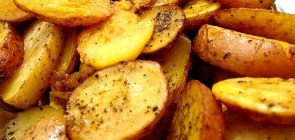 Жареный молодой картофель с чесноком и зеленью