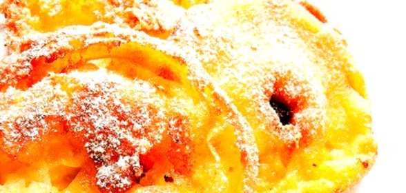 Яблоки в тесте с сахарной пудрой