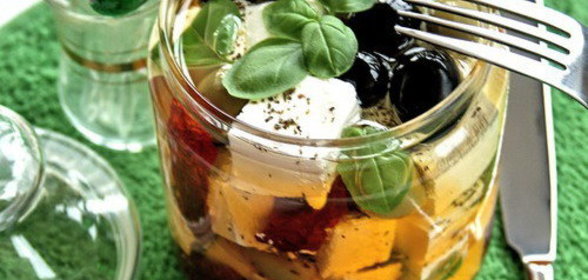Antipasti - козий сыр маринованный с вялеными томатами, чесноком, оливками и ароматными травами