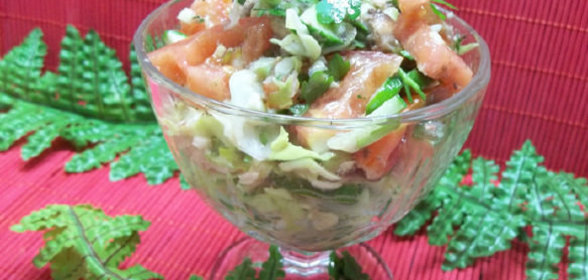Салат с консервированной рыбой и свежими овощами
