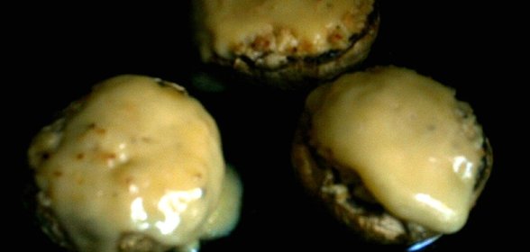 Шампиньоны фаршированные курицей и айвой