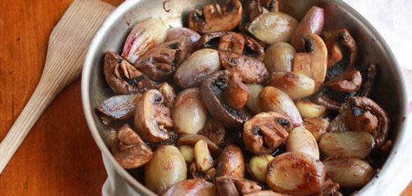 Шампиньоны с луком-шалот и корицей