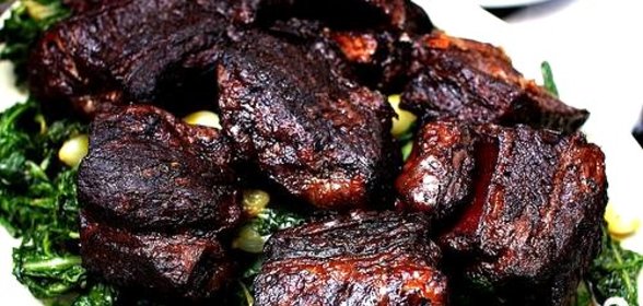 Говяжьи ребрышки с овощами и сливочным соусом