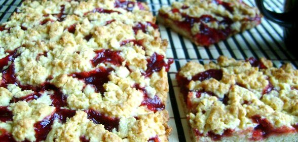 Пирог с малиновым повидлом