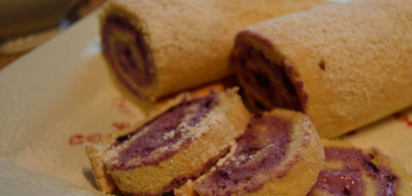 Бисквитный рулет с кремом из творога и варенья