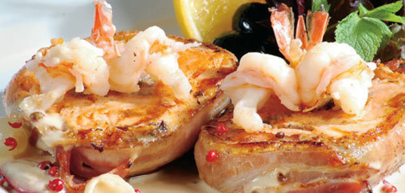 Медальоны из лосося в беконе, с черносливом