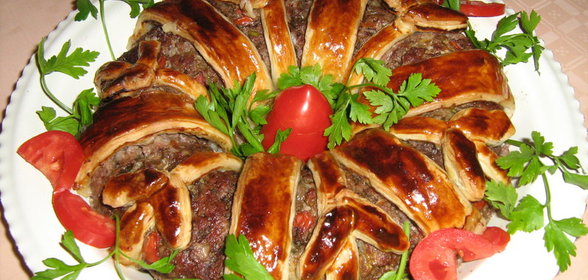 Мясное кольцо с перепелиными яйцами