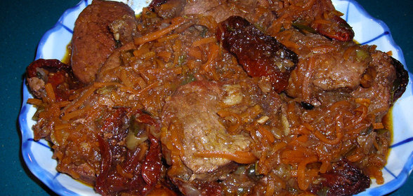 МЯСНЫЕ МЕДАЛЬОНЫ НА МОРКОВНО-ЛУКОВОЙ ПОДУШКЕ