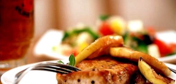 Свиные отбивные с яблоками