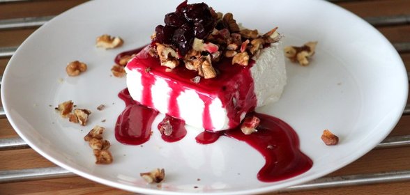 Мороженое с орехами и вишневым вареньем