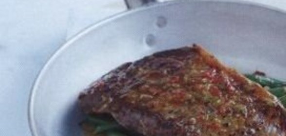 Говяжьи стейки с ароматным сливочным маслом и стручковой фасолью