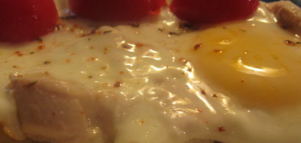 Яичница с куриным филе