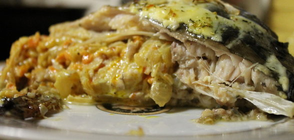 Карп запеченный с овощами