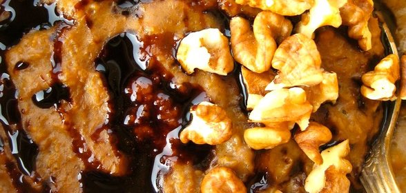 Овсяная каша с патокой, имбирем и грецким орехом