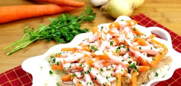 Курица с морковью на сковороде