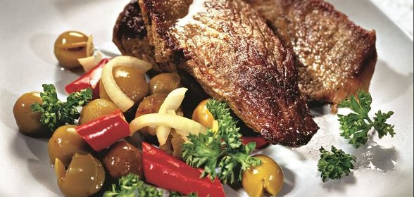 Стейк с соусом из красного вина